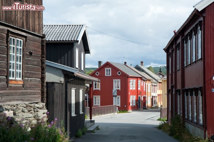 Immagine Le tipiche case in Legno di Roros, villaggio storico della Norvegia - © Zina Seletskaya / Shutterstock.com