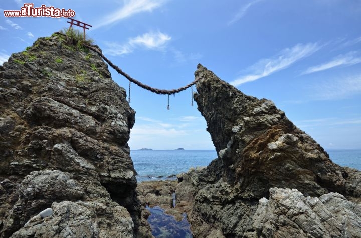 Immagine Le Rocce Sposate si trovano sulla costa del Giappone, vicino a Nagasaki. Sono rocce sacre che rappresentano l'unione tra gli dei creatori e tra l'uomo e la donna, legate tra loro da una shimenawa, ovvero una grossa corda di paglia di riso che pesa più di una tonnellata e va sostituita più volte l'anno. Molte coppie giapponesi si giurano amore eterno ai loro piedi. - © TOMO / Shutterstock.com