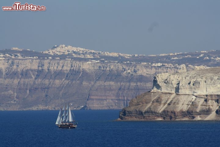 Immagine Le falesie di Santorini: Thira è in realtà un fianco della caldera del vulcano Paleo Kameni che eslose in modo violentissimo 3600 anni fa. Forse il mito di Atlantide nasce proprio da questa eruzione che cancello alcune città nell'Egeo, oltre che dare un colpo mortale alla civiltà minoica su Creta. in questo angolo delle isole Cicladi, in Grecia, un nuovo vulcano sta crescendo: si tratta di Nea Kameni che si sta sviluppando non distante dal precedente vulcano, e prima o poi Santorini edrà la ripresa della sua pericola attività vulcanica - © Michael Kenney / Shutterstock.com