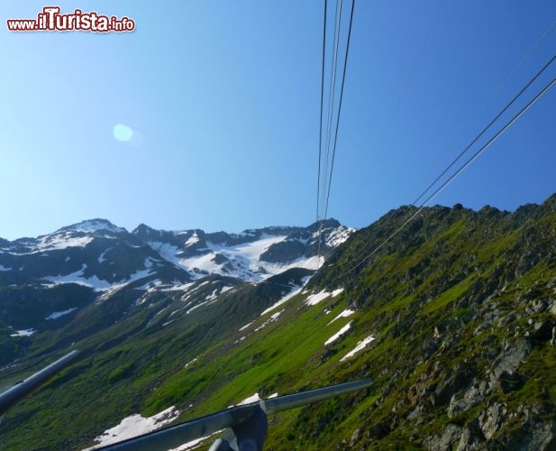 Immagine Le funi dell'impianto di risalita, verso il Gemmstock ad Andermatt