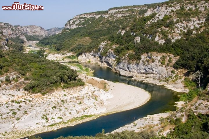 Immagine Le gole del fiume Gardon si aprono a monte del Pont du Gard, il celebre acquedotto romano che si trova  a Vers, nel sud della Francia - © avner / Shutterstock.com