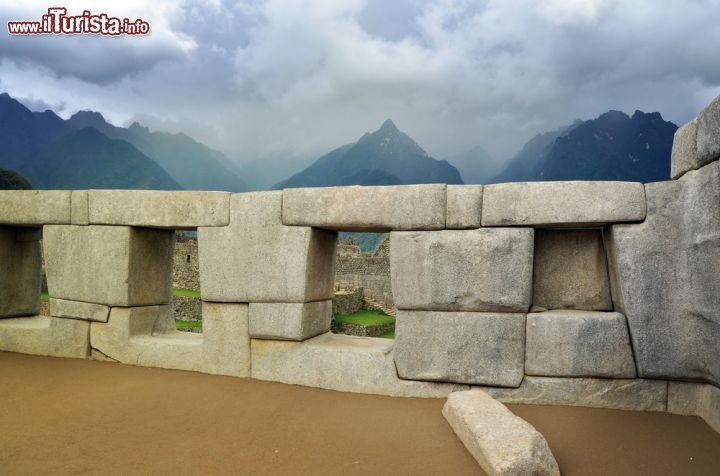 Immagine Le grandi pietre Inca di Machu Picchu, Perù - Separate da un muro, un fosso e una scalinata (che corrono paralleli alla costa est della montagna), la zona urbana e agricola di Machu Picchu costituiscono il cuore del più famoso sito archeologico peruviano. Muri di pietra ben tagliati e architravi monolitici caratterizzano le costruzioni della città perduta degli inca che presero le pietre dalle vicine cave di granito - © orangecrush / Shutterstock.com