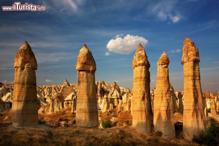 Immagine Le magiche rocce nel Parco Nazionale di Goreme: siamo nella zona dei camini delle fate della Cappadocia, in Turchia - © Heracles Kritikos / Shutterstock.com