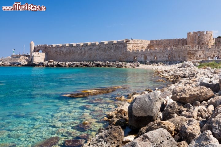 Immagine Le mura di Rodi viste dalla baia di Mandraki, Grecia - Le imponenti fortificazioni di Rodi sono costituite da una cintura difensiva costruita attorno alla città vecchia e caraterizzata da un terrapieno rivestito in pietra con bastioni, fossato, controscarpa e spalto. La parte di mura che si affaccia sul porto è invece costituita da un semplice muraglione  merlato; sui moli vi sono torri e forti di difesa © Birute Vijeikien / Shutterstock.com