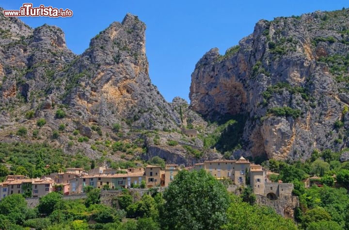 Immagine Le montagne dominano il Villaggio di Moustiers-Sainte-Marie in Francia - © LianeM / shutterstock.com