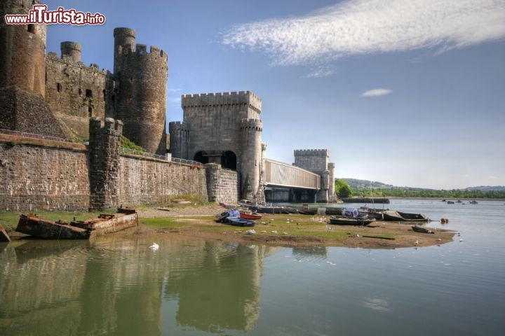 Immagine Le possenti mura del Castello di Conway, situato lungo l'omonimo fiume di Conwy, posto  nel nord del Galles - © Magdalena Bujak / Shutterstock.com