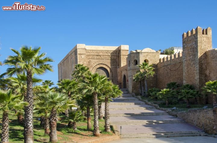 Immagine Le mura della Kasba: la Kasba degli Oudaia di Rabat domina dall'alto il delta del fiume Bou Regreg che sfocia nell'Oceano Atlantico. La foto mostra la parte sud-occidentale delle mura e la porta di Bab Oudaia - © laranik / Shutterstock.com