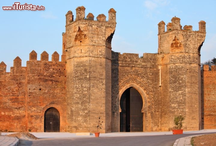 Immagine Le mura della città di Chellah: l'antica città di Chellah, nei pressi di Rabat, è uno degli esempi più straordinari di civilizzazione del territorio del delta del fiume Bou Regreg. La città fu costruita sopra i resti dell'antica città romana di Sala - © Vladimir Melnik / Shutterstock.com