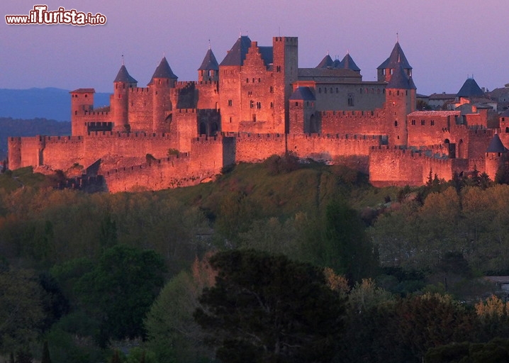 Immagine La cittadella di Carcassonne coincide con la parte più antica della località francese, quella più alta e cinta dalle mura. Sotto di essa sorge la Ville Basse (Città Bassa), sulla sponda opposta del fiume Aude, ma è il borgo medievale a regalare gli scenari più fiabeschi, soprattutto alla luce rosata del tramonto - © Paul Palau