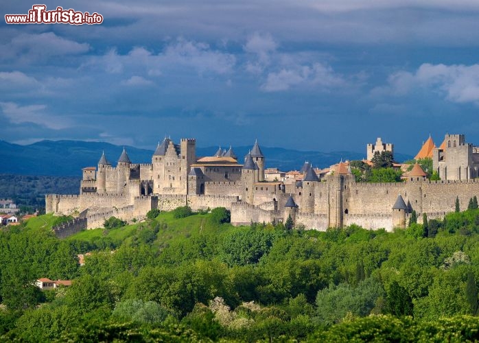 Immagine Carcassonne, Linguadoca-Rossiglione, Francia meridionale: mura possenti, torri difensive e una grande luna piena nel cielo all'imbrunire... non è il paesaggio ideale per cavalieri e principesse? Merito del restauro condotto da Viollet-le-Duc a metà Ottocento, che non si limitò a "riparare" la cittadella ma realizzò un capolavoro di ispirazione medievale, forse ancora più maestoso dell'originale - © Paul Palau