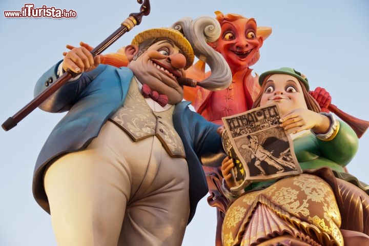 Immagine Le imponenti opere, dette "monumenti" sono la caratteristica principale de Las Fallas a Valencia, che si svolgono nella città spagnola nei giorni che precedono la festa di San Giuseppe, che ricorre il 19 marzo - © Pabkov / Shutterstock.com