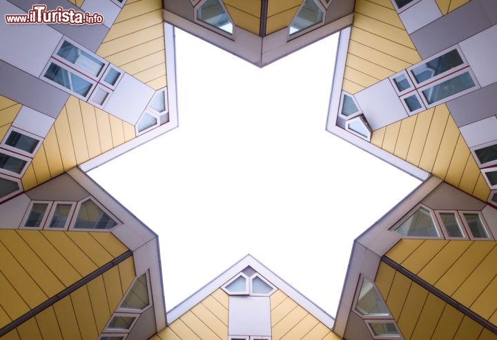 Immagine Le particolari geometrie delle Kubuswoningen le Case a cubo di Rotterdam in Olanda, uno dei capolavori di architettura moderna in Europa - © USBFCO / Shutterstock.com