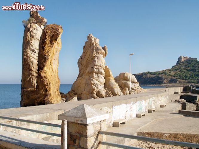 Immagine Le particolari rocce di Tabarka: sullo sfondo il forte genovese che caratterizza questo tratto della costa nord della Tunisia. Ci troviamo nella cosiddetta costa del Corallo, un tratto di 300 km che offre magnifici scenari di mare e montagne, ma che è ancora poco conosciuto dal grande pubblico - © JOSEPH S.L. TAN MATT / Shutterstock.com