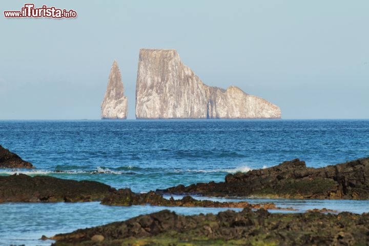 Immagine Le rocce del Leon Dormido rappresentano uno dei panorami più suggestivi che si possono ammirare sull'isola di San Cristobal alle Galapagos. Osservando questo sito provenendo da sud sembra di trovarsi dinnanzi ad un gigantesco leone addormentato, forma da cui prende proprio il nome l'isola © Marisa Estivill / Shutterstock.com