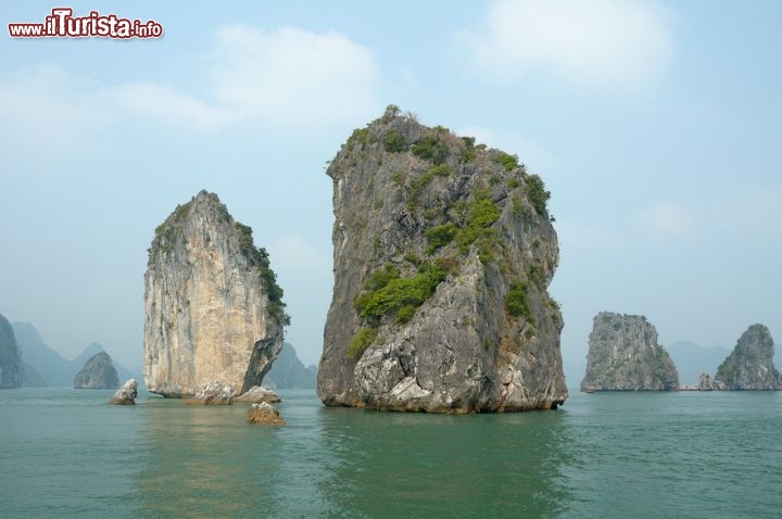 Immagine Le rocce di Halong Bay in Vietnam. Si tratta di "Karst" cioè il risultato di erosione carsica che ha creato questi pinnacoli residuali che si innalzano come torri di roccia sulla baia di Ha Long  - © Christophe Meneboeuf - Creative Commons Attribution 2.0 Generic license.