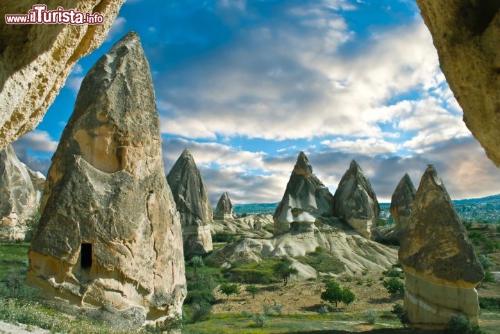 Immagine Le rocce intorno a Goreme il magico paesaggio della Cappadocia. Le rocce a punte, che costituiscono le famose Piramidi di Goreme, in alcuni casi abitate con "case" rupestri scavate all'interno, vengono chiamati i camini delle Fate. Il nome deriva da alcune di queste rocce che sono sormontate da rocce più dure, quasi che qualche magia le abbia poste in alto, in cima a queste piramidi naturali - © Waj / Shutterstock.com