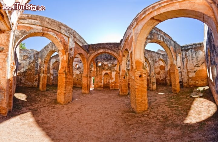 Immagine Le rovine di Chellah: l'antica città di Chellah, a pochi km dal centro di Rabat, sorge sul delta del fiume Bou Regreg e fu uno dei primi insediamenti in questa regione del Marocco. Qui sorge anche una necropoli, edificata a partire dal XIV secolo - © OPIS Zagreb / Shutterstock.com