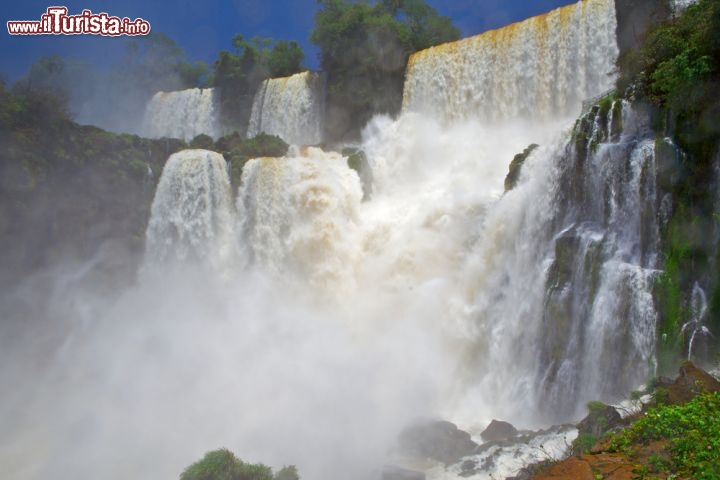 Immagine Le spettacolari cascate di Iguassù si trovano al confine tra Brasile ed Argentina - © Sergey Rusakov / Shutterstock.com