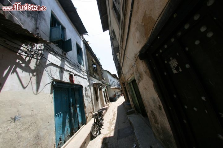 Immagine Le strette via di Stone Town a Zanzibar Tanzania - © Sam DCruz / Shutterstock.com