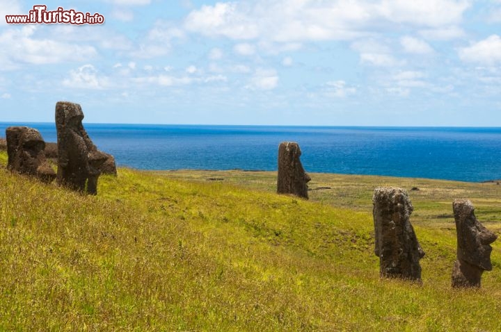 Immagine Alcune teste Moai sparse, sull'Isola di Pasqua in Cile - © Alberto Loyo / Shutterstock.com