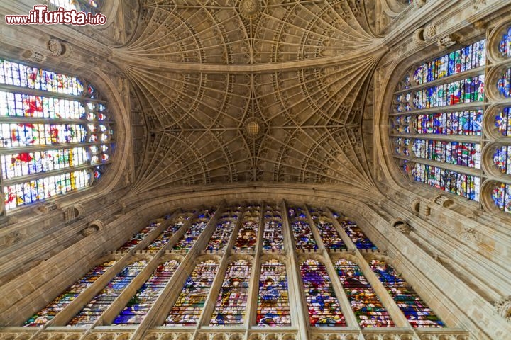 Immagine Le impressionanti vetrate del King's College di Cambridge, Inghilterra - Costruita fra il 1446 e il 1515, la cappella del King's College rappresenta un vero capolavoro artistico. La navata a 12 campate si erge perpendicolarmente nel suo suggestivo stile gotico sostenuta da contrafforti così snelli che paiono quasi inquadrare le 25 vetrate del XVI° secolo. Le imponenti dimensioni ricordano più la cappella di una cattedrale che quella di un college. Da non perdere le immense decorazioni su vetro, il dipinto di Rubens e l'imponente volta con le sue 2 mila tonnellate di peso che sembra quasi volteggiare nello spazio © Cedric Weber / Shutterstock.com