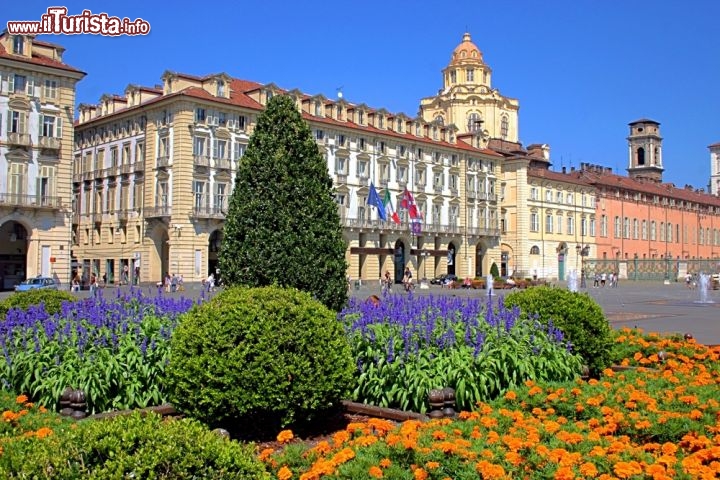 Immagine In Piazza Castello, a Torino, sorgono i palazzi più importanti della città, ma c'è spazio anche per qualche aiuola fiorita che rende la passeggiata ancor più gradevole. La piazza è il cuore del capoluogo piemontese, in cui confluiscono i principali assi viari del centro e dove non manca mai il viavai di passanti e turisti - © Giancarlo Liguori / Shutterstock.com