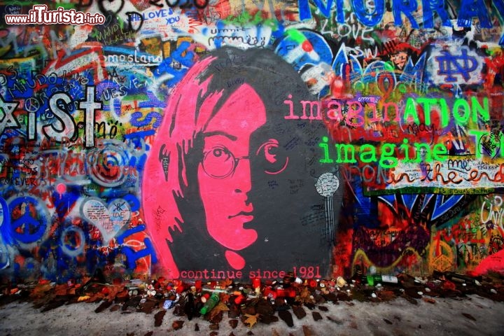 Immagine Lennon Wall, Praga: il famoso murals spontaneo, nato per celebrare l'ex cantante dei Beatles. Venne creato negli anni '80 dopo la tragica scomparsa del cantautore britannico - © Emka74 / Shutterstock.com