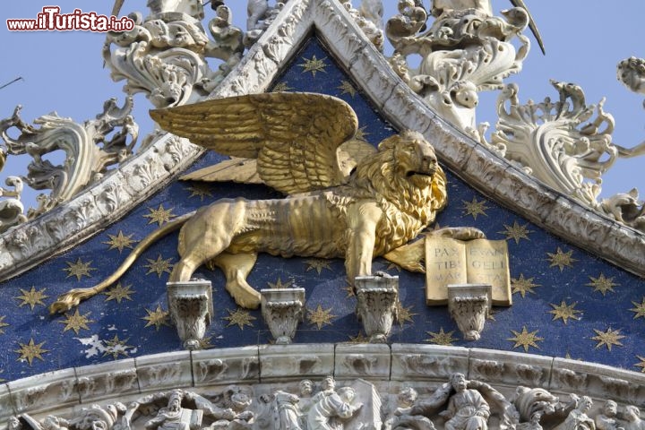 Immagine Il Leone di San Marco, con le ali ed il vangelo, svetta sulla omonima Basilica di Venezia. E' uno dei simboli della Serenissima - © BestShots / Shutterstock.com