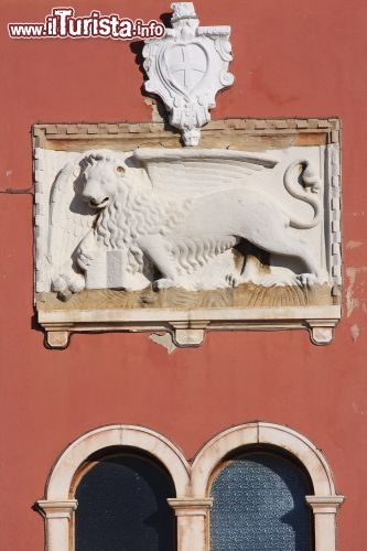 Immagine Leone di San Marco a Rovigno ci ricorda del passato veneziano di Rovinj la splendida città dell'Istria in Croazia - © RHePhoto / Shutterstock.com