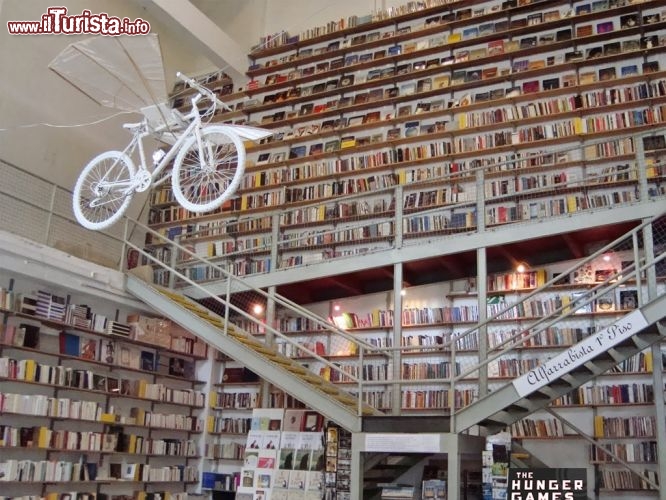 Immagine Ler Devagar, una delle librerie più belle del mondo. Si trova nell'LX Factory di Lisbona.