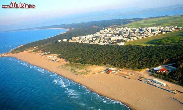 Immagine Vista aerea di Lesina Marina sulla costa sud-occidentale del Gargano in puglia - © www.wearegargano.com