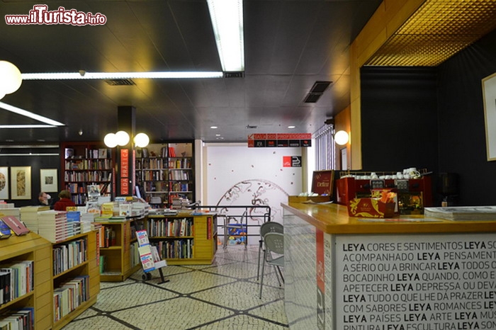 Immagine L'interno di una libreria di Lisbona: la Livraria Barata.