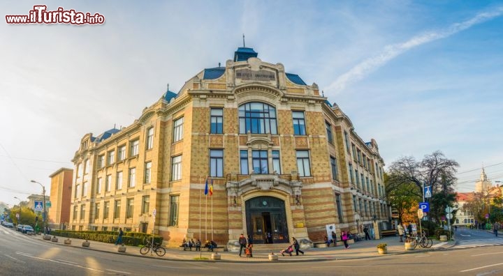 Immagine Libreria universitaria, Cluj Napoca - In piazza Lucian Blaga Pacii si trova la sede della libreria universitaria di Cluj Napoca. Principale centro di studio della Transilvania e secondo del paese, Cluj vanta scuole e università che garantiscono un'istruzione di alto livello tanto da richiamare in questa località della Romania studenti provenienti da tutta Europa © Alex Ionas / Shutterstock.com