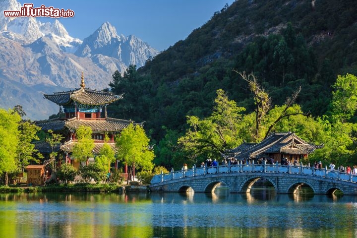 Immagine Lijiang, il parco del Drago Nero e la montagna del Drago di Giada. Fra gli angoli più fotografati vi sono le 3 piscine di acqua sulfurea bianca che si succedono una dopo l'altra e il grazioso ponticello a  5 archi che separa i due laghi più grandi - © 11photo / Shutterstock.com