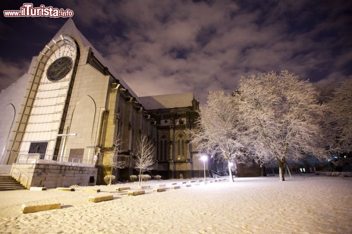 Immagine Lille con la neve: la Cattedrale di Notre Dame, Francia. Imbiancata dalla soffice neve, la cattedrale della città è dedicata a Nostra Signora della pergola. Sede del vescovo di Lille, è monumento storico dal 2009 - OT Lille / © Laurent Ghesquière