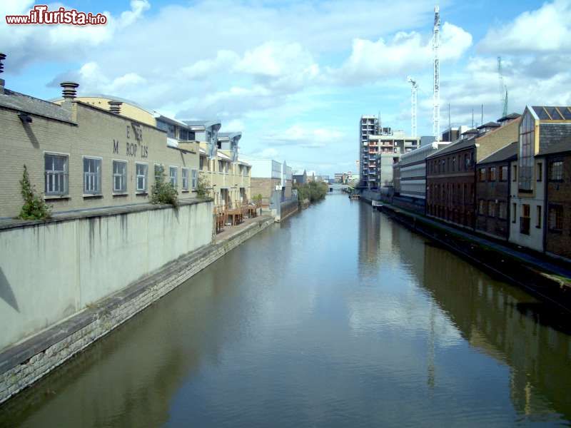 Immagine Limehouse cut a Londra, Inghilterra. Questo ampio canale rettilineo si trova nell'East End della città; un tempo collegava i tratti più bassi della Lee Navigation al Tamigi mentre oggi si collega a Limehouse Basin in seguito alle modifiche apportate nel 1968.