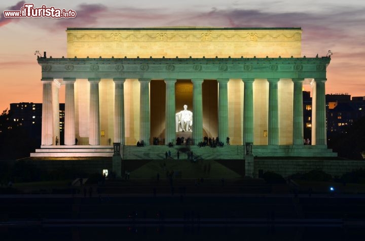 Immagine Il  Lincoln Memorial di sera a Washington DC USA. Si intravede la grande statua di Abram Lincoln, il 16à Presesindente degli Stai Uniti, il primo del Partito Repubblicano - © Orhan Cam / Shutterstock.com