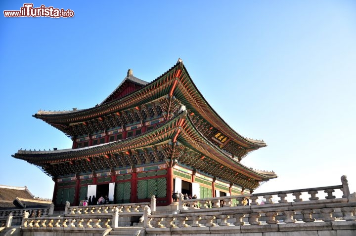 Immagine L'inconfondibile architettura del Gyeongbokgung palace di Seul, in Corea. Si trova nella parte settentrionale di Seoul ed è il più grande tempio costruito dalla dinastia Chosun, l'ultima della Corea, dato che regnò dalla fine del 14° secolo fino all'inzio del XX secolo. Il palazzo originario era stato eretto nel 1392 ma successivamente bruciato. Quello che ammirate oggi è stato costruito dopo la metà dell''800. Per un certo periodo, durante il perisodo successivo alla Guerra di Corea, fino all'inizo degli anni '70, ospitava il Museo Nazionale della Corea - © Phattana SangsawangSStock / Shutterstock.com