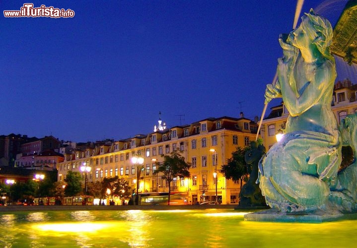Immagine Lisbona, Portogallo: la centralissima Praça de D. Pedro IV, meglio nota come Rossio - Foto di Giulio Badini