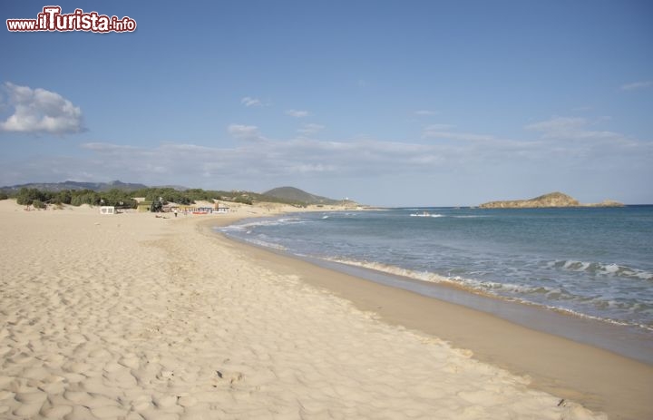 Immagine Litorale di Chia, tra le spiaggie più adatte alla famiglie di tutta la Sardegna - © Elisa Locci / Shutterstock.com