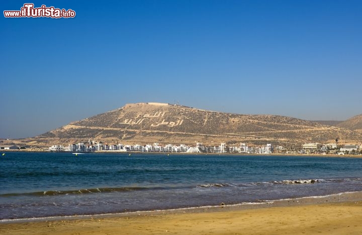 Immagine L'ampio litorale e la spiaggia  sabbiosa di Agadir in Marocco - © posztos / Shutterstock.com