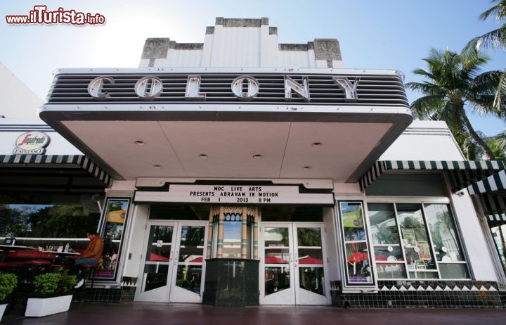 Immagine Lo storico Colony Theater in stile Art Deco a Miami Beach, Florida:  al 1040 di Lincoln Road, nella città di Miami Beach, questo storico teatro ha aperto i battenti nel 1935 su iniziativa della Paramount Pictures - Foto © Kamira / Shutterstock.com