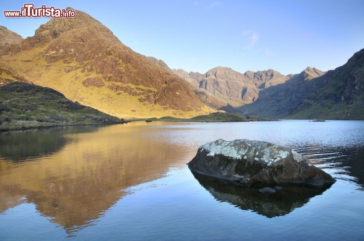 Immagine Loch Coruisk è un grande lago che si sviluppa ad est dei monti Cuillins sull'isola di Skye in Scozia. Si trova vicino alla località di Elgol ed è una classica meta del trekking. E' considerato uno dei paesaggi più belli della Scozia e fu cantato dallo stesso poeta Walter Scott - © N Mrtgh / Shutterstock.com