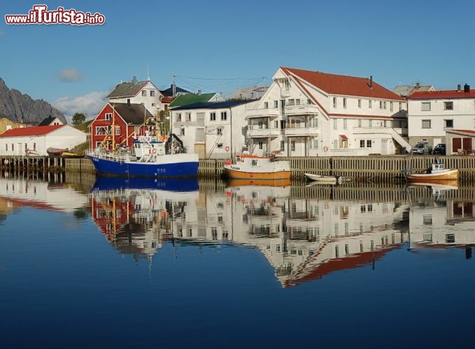 Immagine Lofoten villaggio Henningsvaer in estate