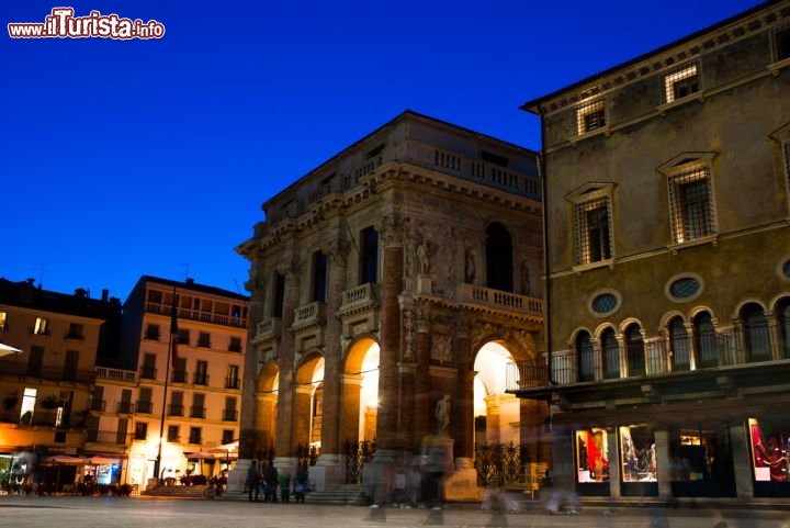 Immagine La Loggia Bernarda, o Palazzo del Capitaniato, è tra gli edifici più arditi che Andrea Palladio ha realizzato a Vicenza in età rinascimentale, molti dei quali si affacciano sulla Piazza dei Signori (così chiamata proprio perché ospitava le residenze dei rappresentanti della Signoria). Di notte, con le luci che fanno risaltare le arcate, diventa ancora più affascinante - © David Ionut / Shutterstock.com