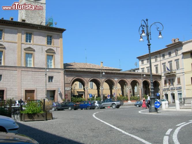 Immagine Loggia nella piazza centrale di Matelica, intitolata a Enrico Mattei - © Dr.Zero / Wikipedia