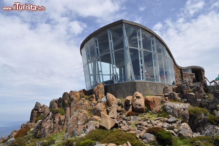 Immagine Lookout del Monte Wellington: ci troviamo oltre 1200 metri sopra Hobart, la capitale della Tasmania. Il clima di questa isola è decisamente variabile, e non essendoci barriere tra questa isola e l'Antartide, quando i dfronti polari si spingono a queste latitudini, il freddo può essere notevole, e nell'interno dell'isola la neve può cadere anche fuori stagione. per questa ragione il punto panoramico del Mount Wellington è attrezzato con una protezione per i venti che possono colpire la cima della montagna - © Ekaterina Kamenetsky / Shutterstock.com
