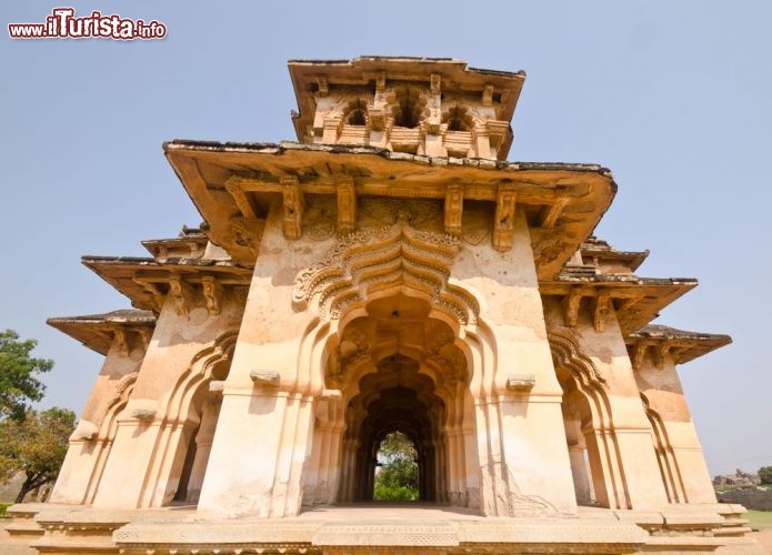 Immagine Lo Lotus Mahal nel Zenana Enclosure ad Hampi, India. La funzione di questo edificio non è bem chiara, forse un luogo di ritrovo e socializzazione per le donne della famiglia Reale - © Waj / shutterstock.com