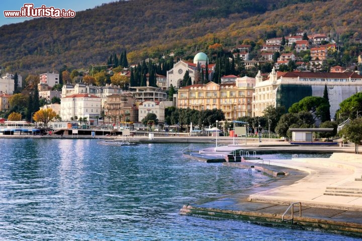 Immagine Le coste dell'Istria assomigliano, in certi punti, a suggestivi anfiteatri. Come alcune spiagge di Opatija, con case e chiese disposte verso il mare e la linea litoranea di cemento, sinuosa e perfetta, che abbraccia l'Adriatico  - © Vladimir Mucibabic / Shutterstock.com