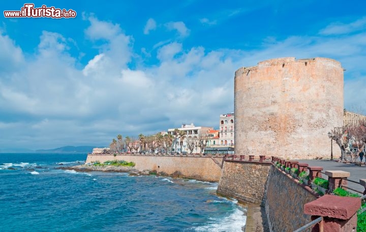 Immagine Il Lungomare Dante nel centro di Alghero (SS, Sardegna), la passeggiata più famosa della città: accarezzata dal mare e vegliata dalle antiche fortificazioni, è la strada dei locali, dei ristoranti e dei negozi. Nell'immagine la torre di Sulis, che si affaccia sull'omonima piazza  - © Gabriele Maltinti / Shutterstock.com